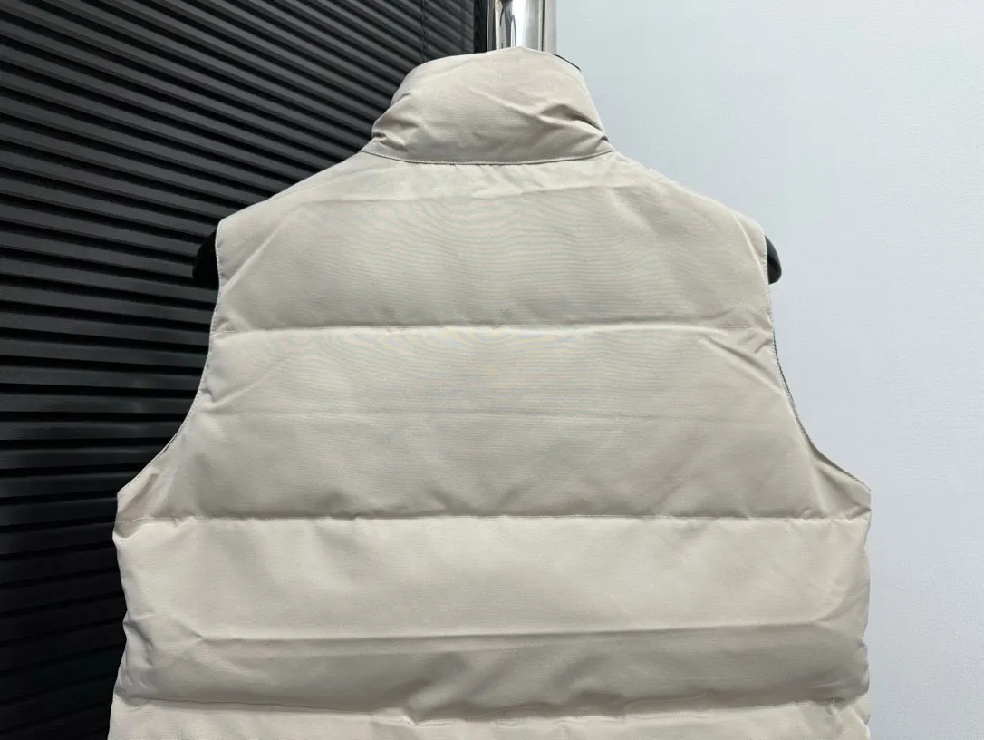P360 [Canada Goose] Canada Goose #Freestyle Crew 4154M Men’s and Women’s Vest Down# ➖ Imported Behringer embroidery machine with customized 10,000-needle embroidery logo! ➖ Imported 21-count polyester-cotton blended original fabric, using Feather-Light 10D waterproof coating fabric, made of 84.5% polyester fiber and 15.5% cotton, 100% the best feel in the entire network! ➖ The genuine official website uses the national standard 80 white duck down, and will never be misled by false claims such as 90 down or goose down! ➖ 100% nylon nylon lining with double double-layer sealing design to prevent velvet from running away. Top-grade polar fleece is used in the collar and pockets to keep warm and comfortable! ➖ Yoshida YKK provides original custom-made electroplated sliders. YKK two-way lockable zippers are tight and smooth and will not peel off paint! ➖ 3M composite original Velcro is durable, and all accessories and hardware are disassembled and customized! ⛔No slander, no exaggeration, no need for too much copywriting, because it is focused, it is professional!  SIZE: XS S M L XL XXL